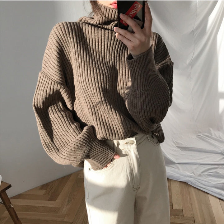 Damer chunky stickad tröja med hög krage och voluminösa ärmar Mirla-Eva Jonsson