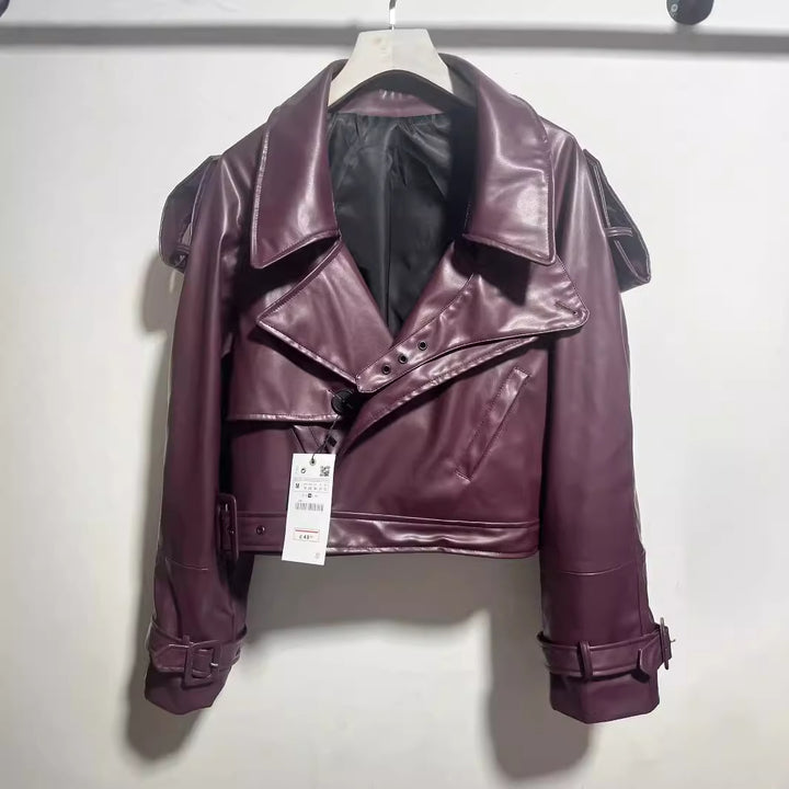 Damer cool cropped konstläderjacka med asymmetrisk krage och modernt design Mirla-Eva Jonsson