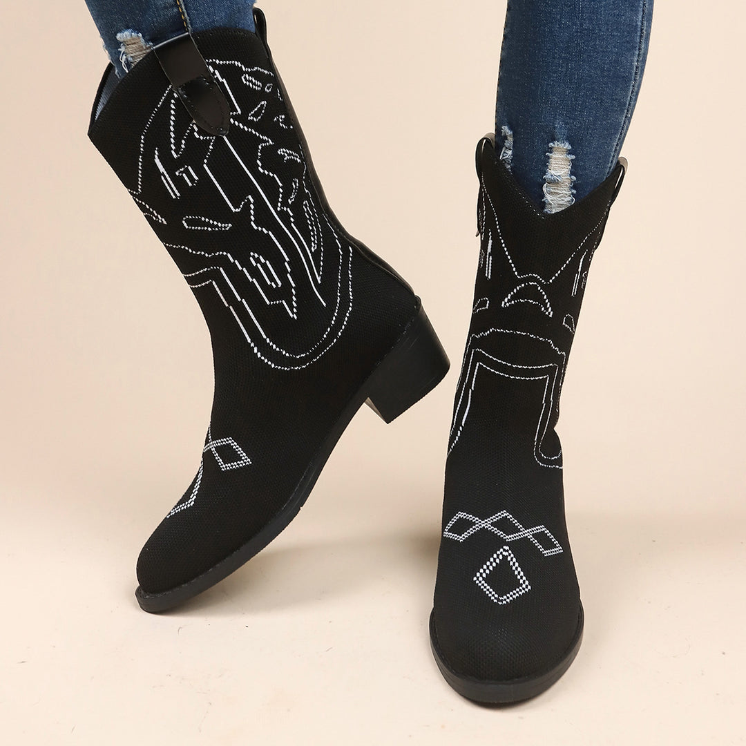 Damer cowboystövlar med konstfull broderidesign och robust klack Mirla-Eva Jonsson