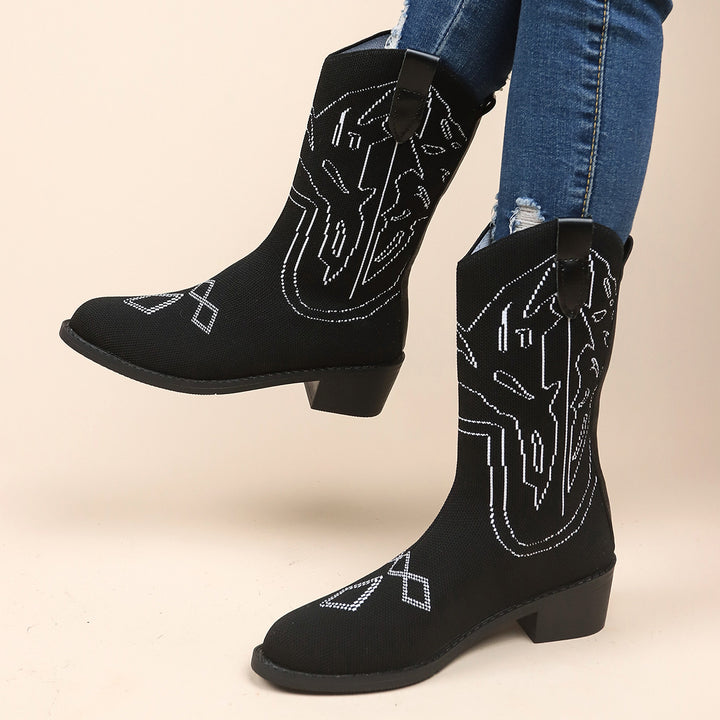 Damer cowboystövlar med konstfull broderidesign och robust klack Mirla-Eva Jonsson