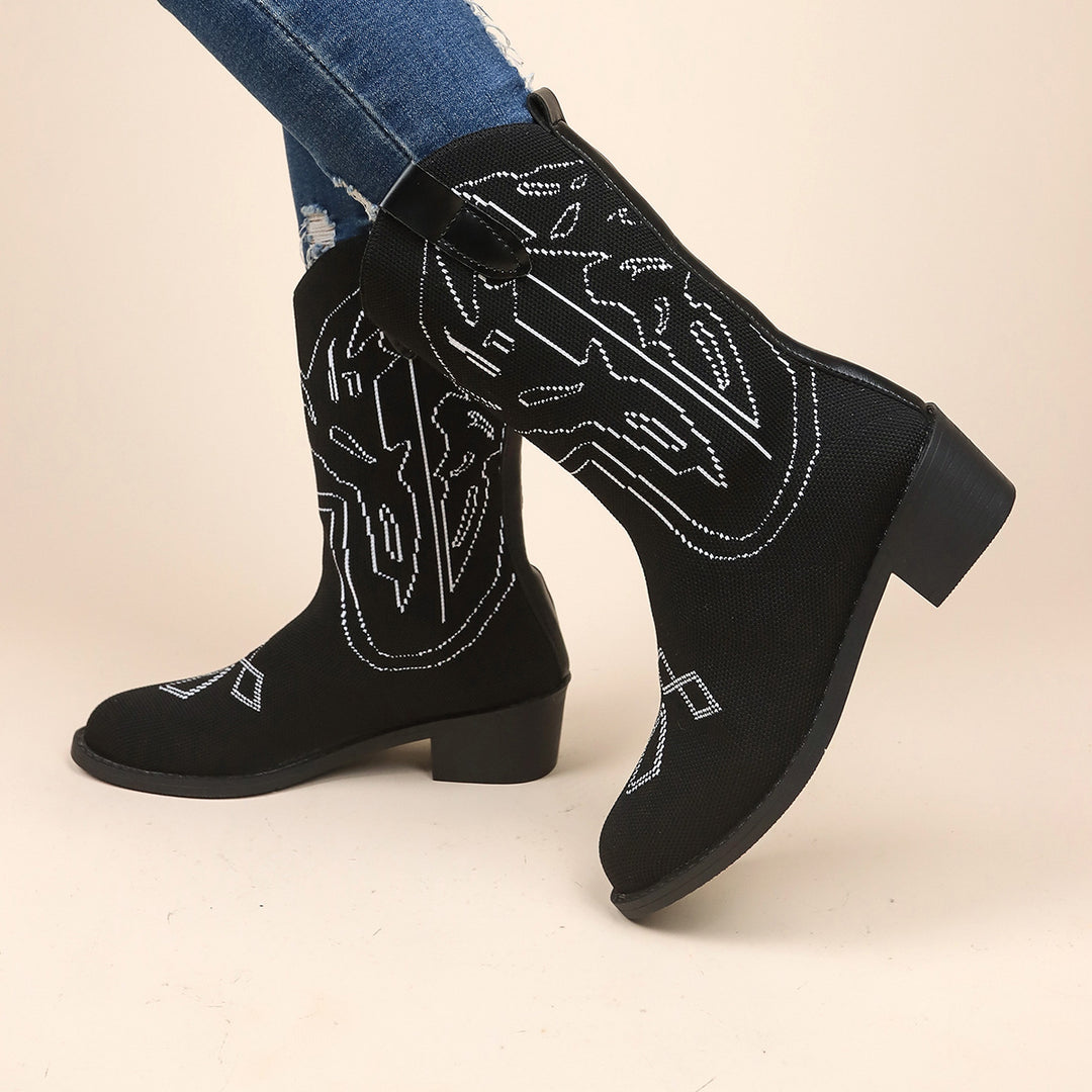 Damer cowboystövlar med konstfull broderidesign och robust klack Mirla-Eva Jonsson