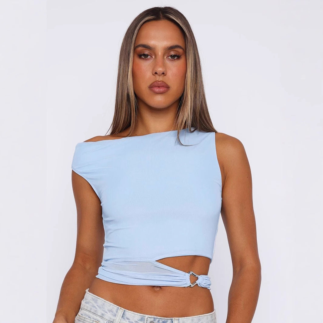 Damer crop-top med asymmetrisk skärning och dekorativ ringdetalj Mirla-Eva Jonsson