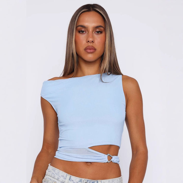 Damer crop-top med asymmetrisk skärning och dekorativ ringdetalj Mirla-Eva Jonsson