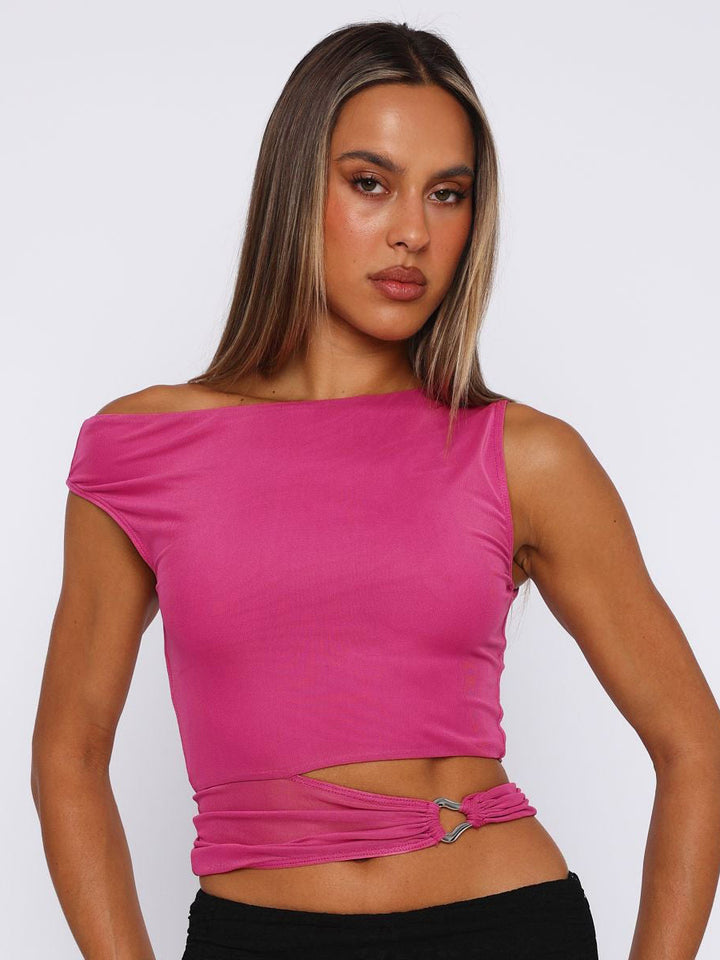 Damer crop-top med asymmetrisk skärning och dekorativ ringdetalj Mirla-Eva Jonsson