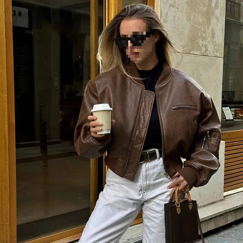 Damer croppad konstläderjacka med modernt snitt och fickor Mirla-Eva Jonsson