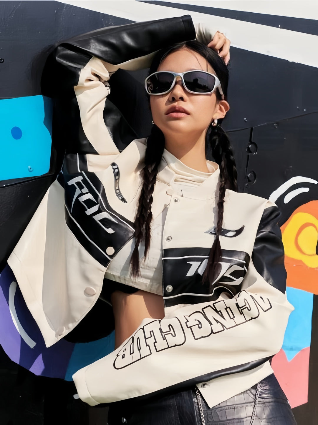 Damer cropped Bikerjacka med unika grafikdetaljer Mirla-Eva Jonsson