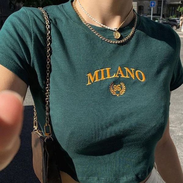 Damer cropped T-shirt med broderad text och rund halsringning Mirla-Eva Jonsson