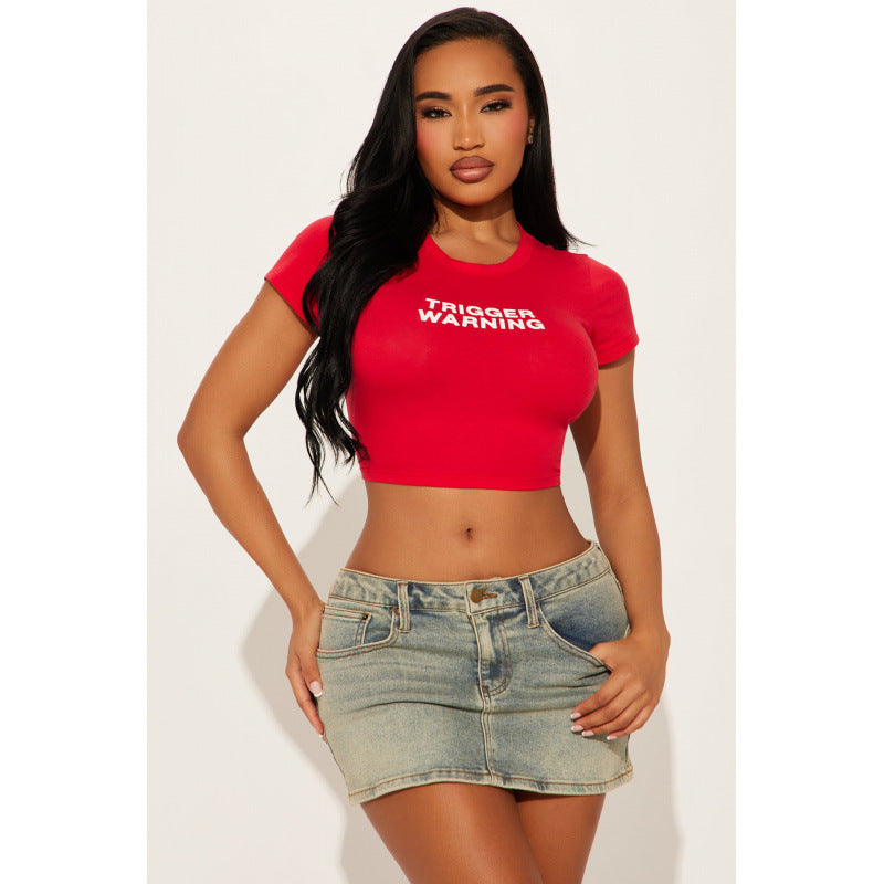 Damer cropped T-shirt med modern text och figurnära skärning Mirla-Eva Jonsson