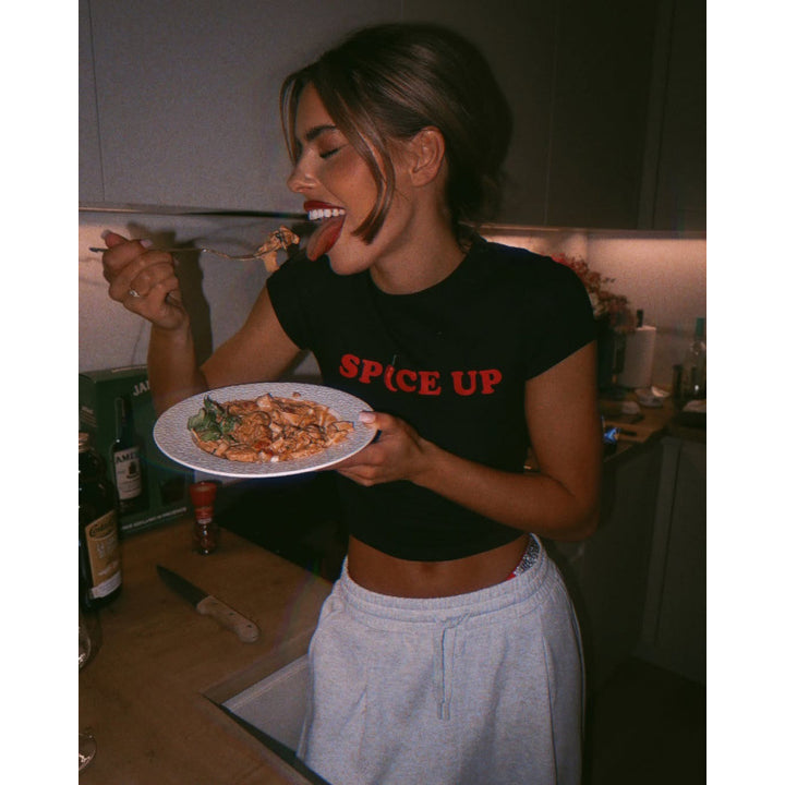 Damer cropped T-shirt med modern text och figurnära skärning Mirla-Eva Jonsson