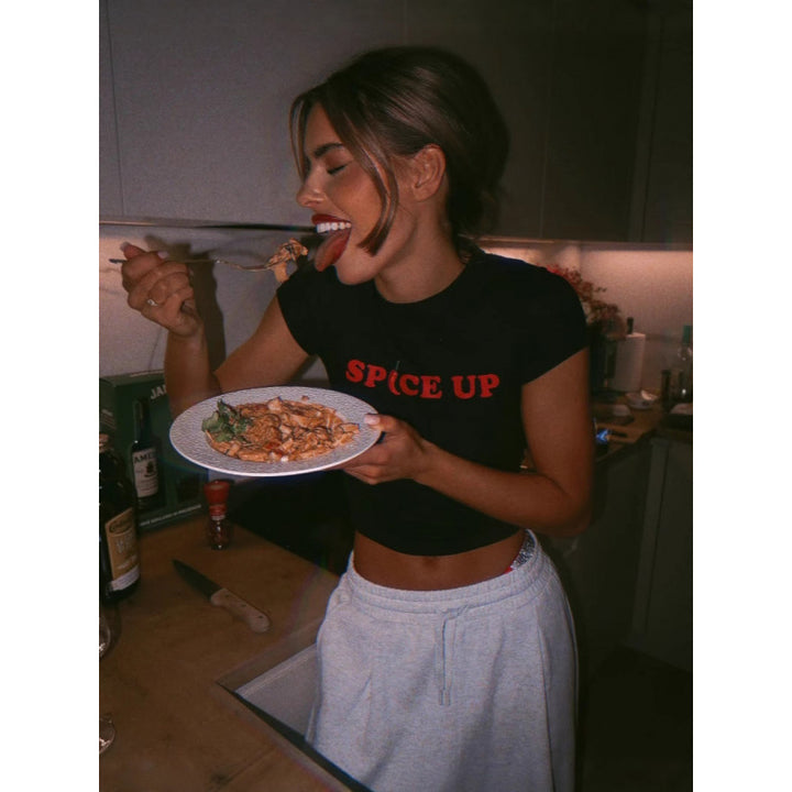 Damer cropped T-shirt med modern text och figurnära skärning Mirla-Eva Jonsson