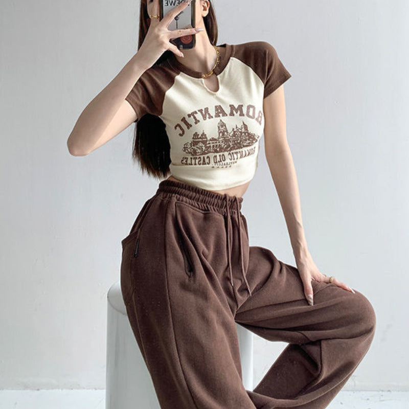 Damer cropped T-shirt med unik halsringning och glad grafikdesign Mirla-Eva Jonsson