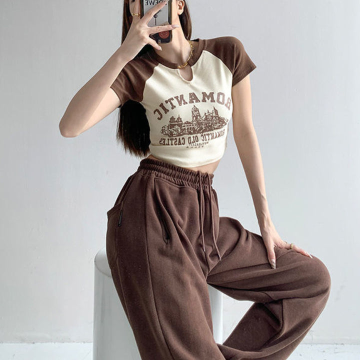 Damer cropped T-shirt med unik halsringning och glad grafikdesign Mirla-Eva Jonsson