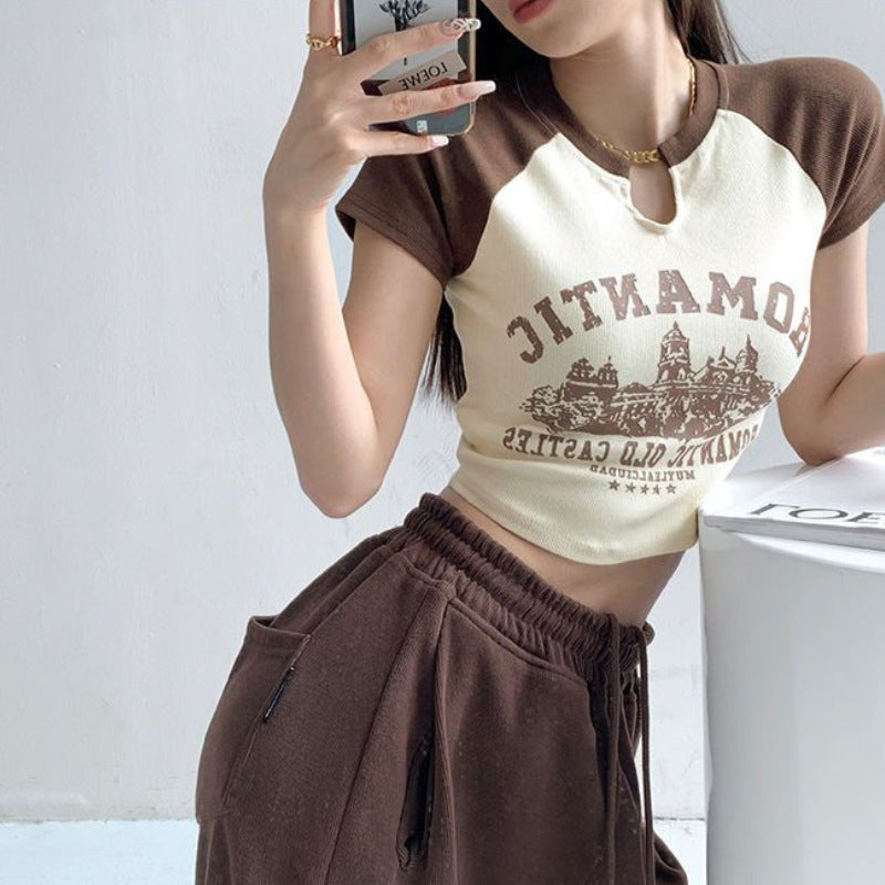 Damer cropped T-shirt med unik halsringning och glad grafikdesign Mirla-Eva Jonsson