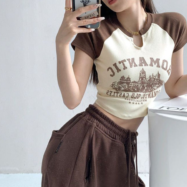 Damer cropped T-shirt med unik halsringning och glad grafikdesign Mirla-Eva Jonsson