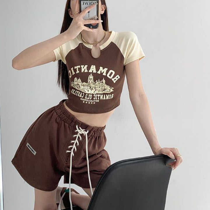 Damer cropped T-shirt med unik halsringning och glad grafikdesign Mirla-Eva Jonsson
