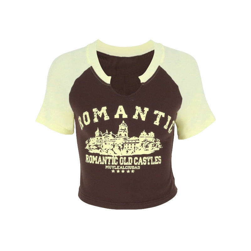 Damer cropped T-shirt med unik halsringning och glad grafikdesign Mirla-Eva Jonsson