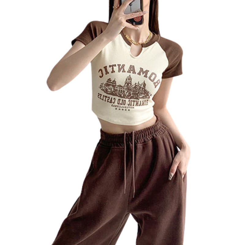 Damer cropped T-shirt med unik halsringning och glad grafikdesign Mirla-Eva Jonsson