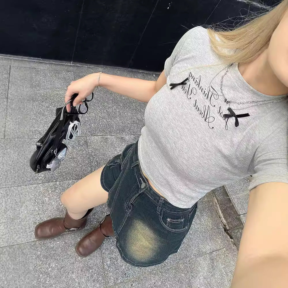 Damer cropped T-shirt med unik text och avslappnad passform Mirla-Eva Jonsson
