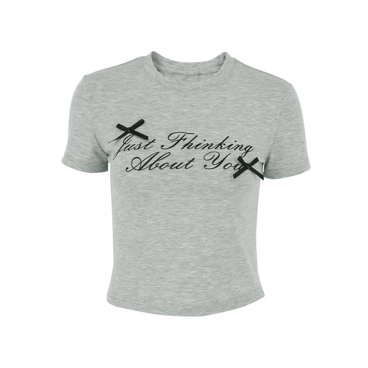 Damer cropped T-shirt med unik text och avslappnad passform Mirla-Eva Jonsson
