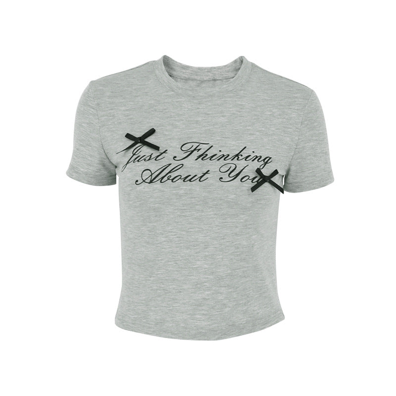 Damer cropped T-shirt med unik text och avslappnad passform Mirla-Eva Jonsson