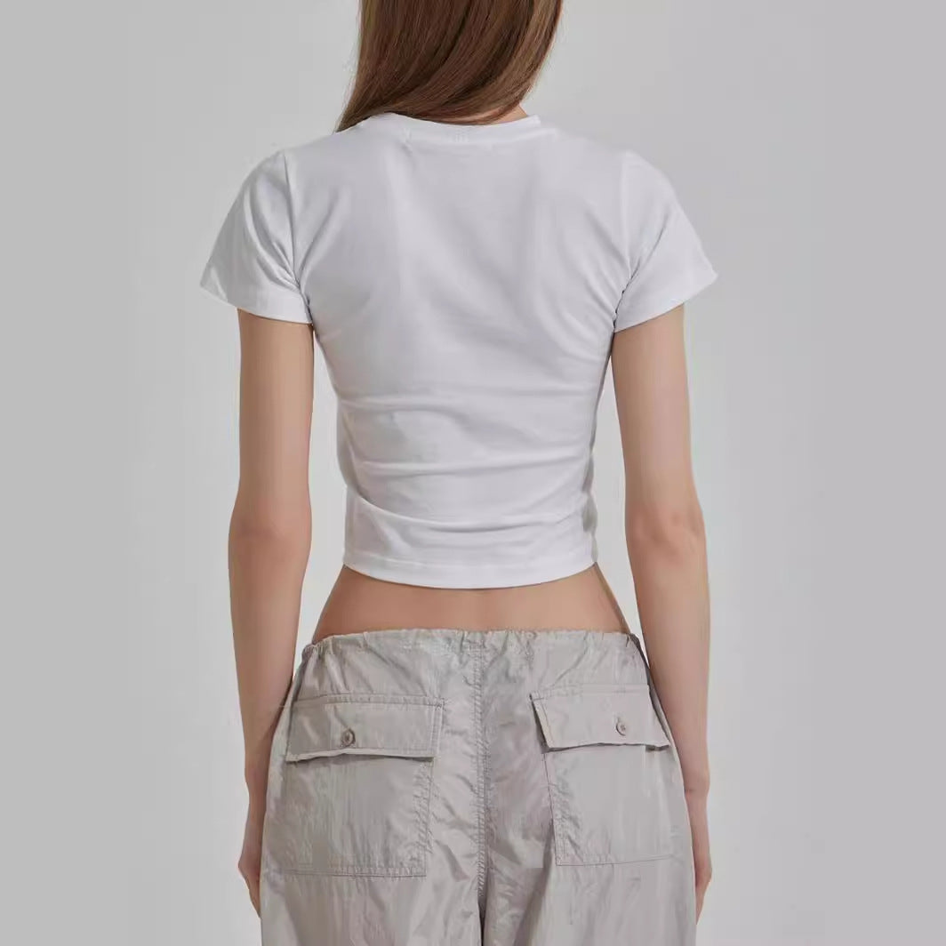Damer cropped T-shirt med unikt 3D-design av en slinga Mirla-Eva Jonsson