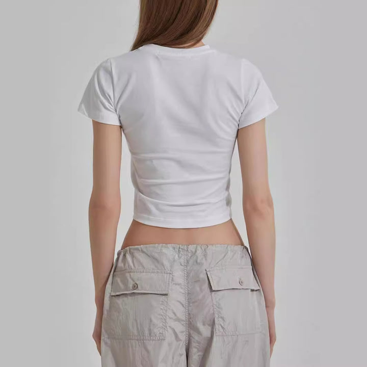 Damer cropped T-shirt med unikt 3D-design av en slinga Mirla-Eva Jonsson