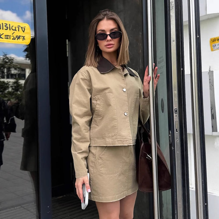 Damer cropped Utility-jacka med modern design och praktiska fickor Mirla-Eva Jonsson