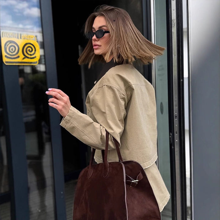 Damer cropped Utility-jacka med modern design och praktiska fickor Mirla-Eva Jonsson