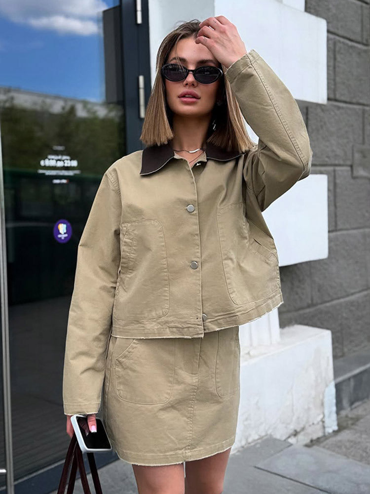 Damer cropped Utility-jacka med modern design och praktiska fickor Mirla-Eva Jonsson