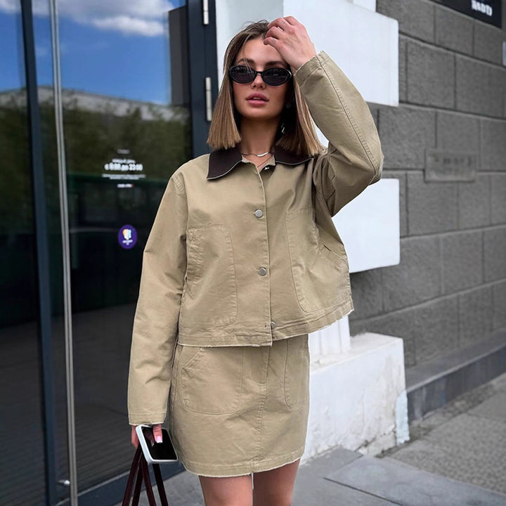 Damer cropped Utility-jacka med modern design och praktiska fickor Mirla-Eva Jonsson