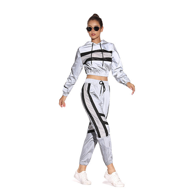 Damer cropped hoodie i sportig stil med kontraststräck Mirla-Eva Jonsson