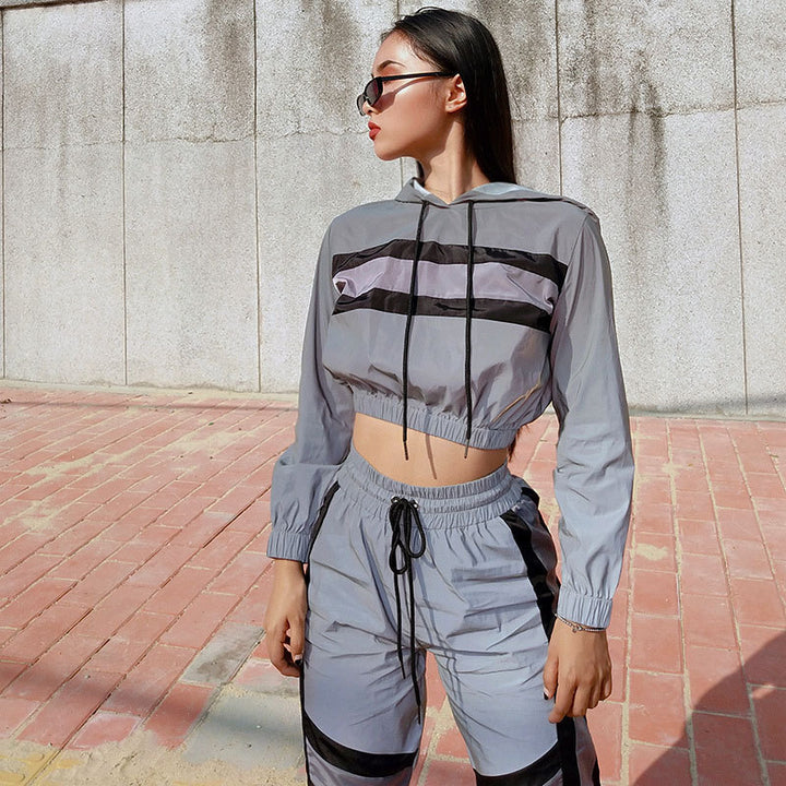 Damer cropped hoodie i sportig stil med kontraststräck Mirla-Eva Jonsson