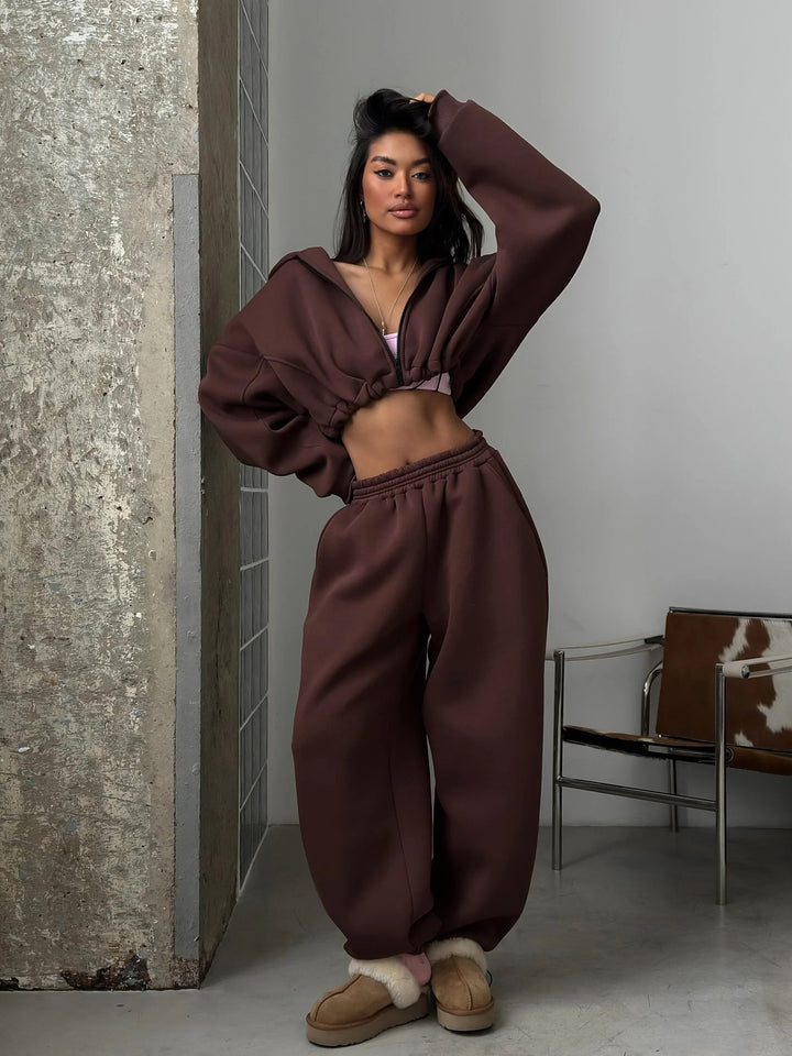Damer cropped hoodie och bekväma joggers Mirla-Eva Jonsson