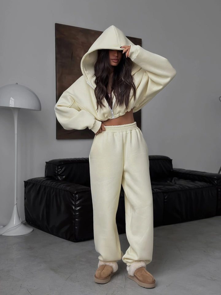 Damer cropped hoodie och bekväma joggers Mirla-Eva Jonsson