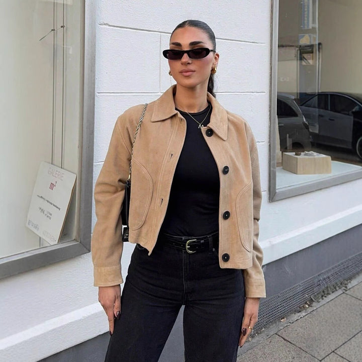 Damer cropped jacka i mjukt konstläder med sidofickor Mirla-Eva Jonsson