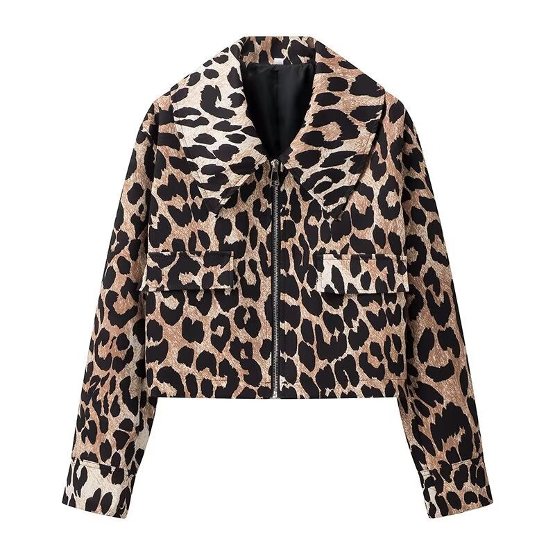 Damer cropped jaktjacka med leopardmönster och praktiska fickor Mirla-Eva Jonsson