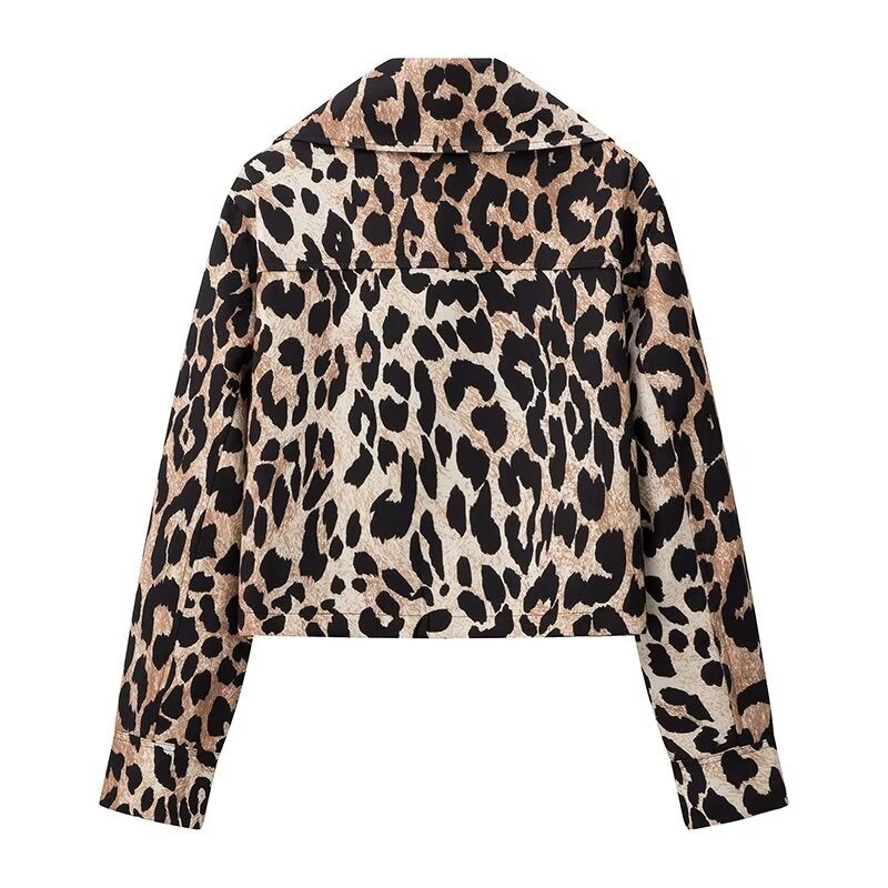 Damer cropped jaktjacka med leopardmönster och praktiska fickor Mirla-Eva Jonsson