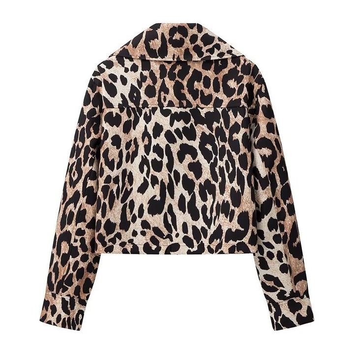 Damer cropped jaktjacka med leopardmönster och praktiska fickor Mirla-Eva Jonsson
