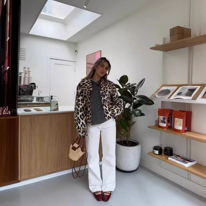 Damer cropped jaktjacka med leopardmönster och praktiska fickor Mirla-Eva Jonsson