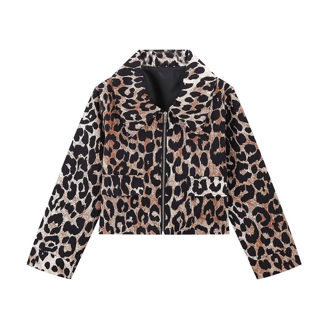 Damer cropped jaktjacka med leopardmönster och praktiska fickor Mirla-Eva Jonsson