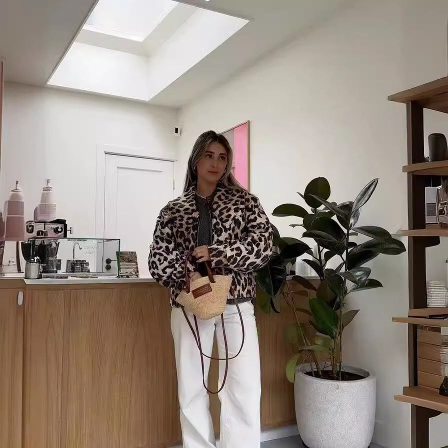 Damer cropped jaktjacka med leopardmönster och praktiska fickor Mirla-Eva Jonsson