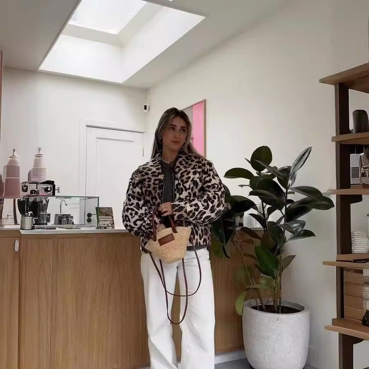 Damer cropped jaktjacka med leopardmönster och praktiska fickor Mirla-Eva Jonsson