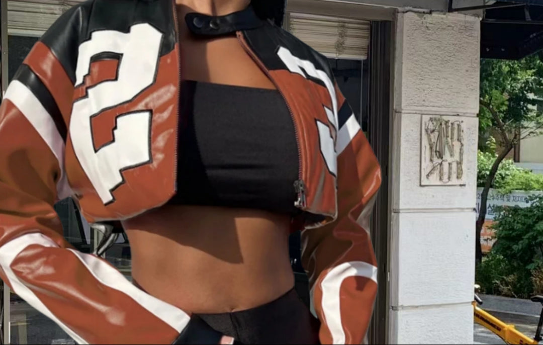 Damer cropped konstläderjacka i iögonfallande design Mirla-Eva Jonsson