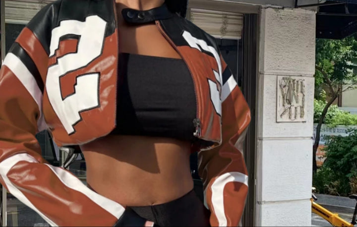 Damer cropped konstläderjacka i iögonfallande design Mirla-Eva Jonsson