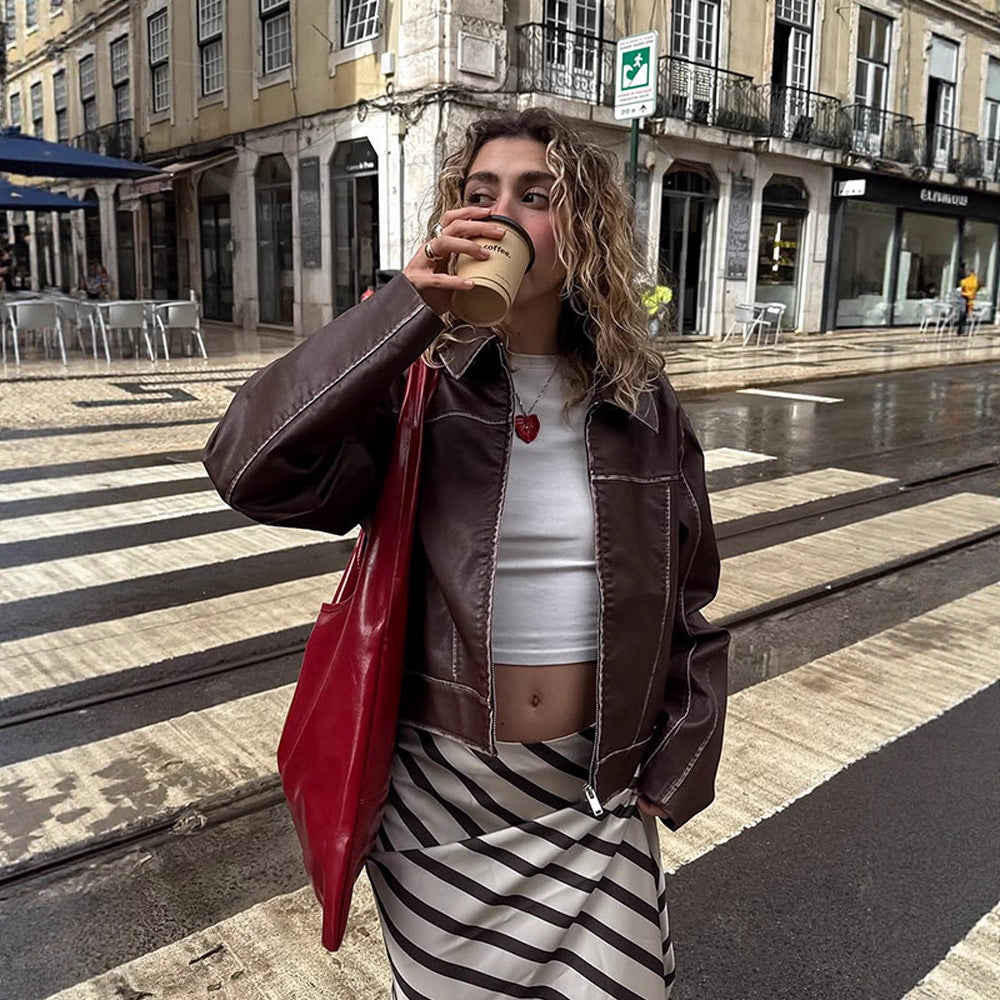 Damer cropped konstläderjacka med fina sömmar och vid passform Eva Jonsson-Eva Jonsson