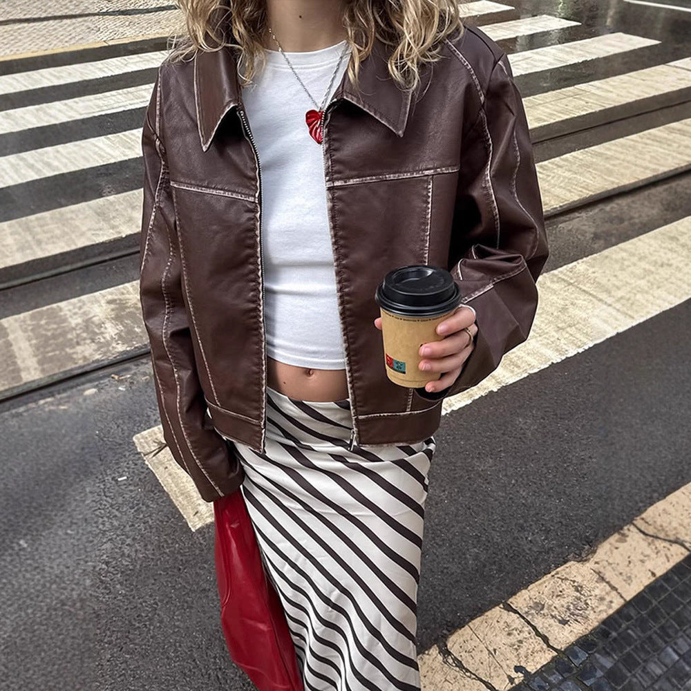 Damer cropped konstläderjacka med fina sömmar och vid passform Eva Jonsson-Eva Jonsson