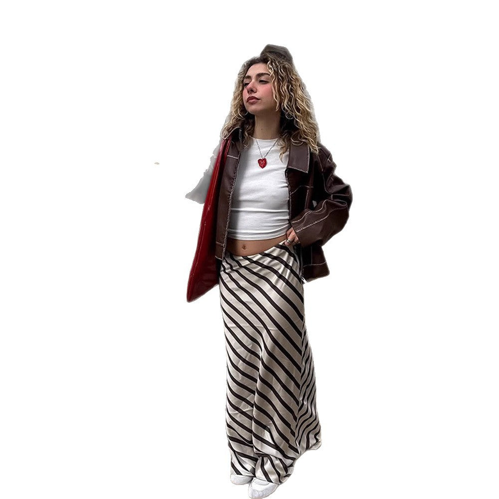 Damer cropped konstläderjacka med fina sömmar och vid passform Eva Jonsson-Eva Jonsson