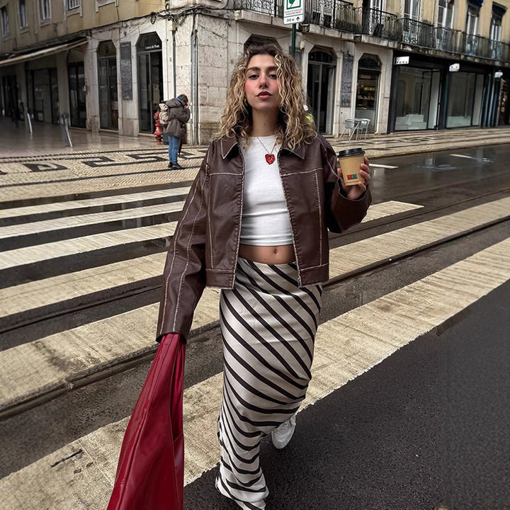 Damer cropped konstläderjacka med fina sömmar och vid passform Eva Jonsson-Eva Jonsson