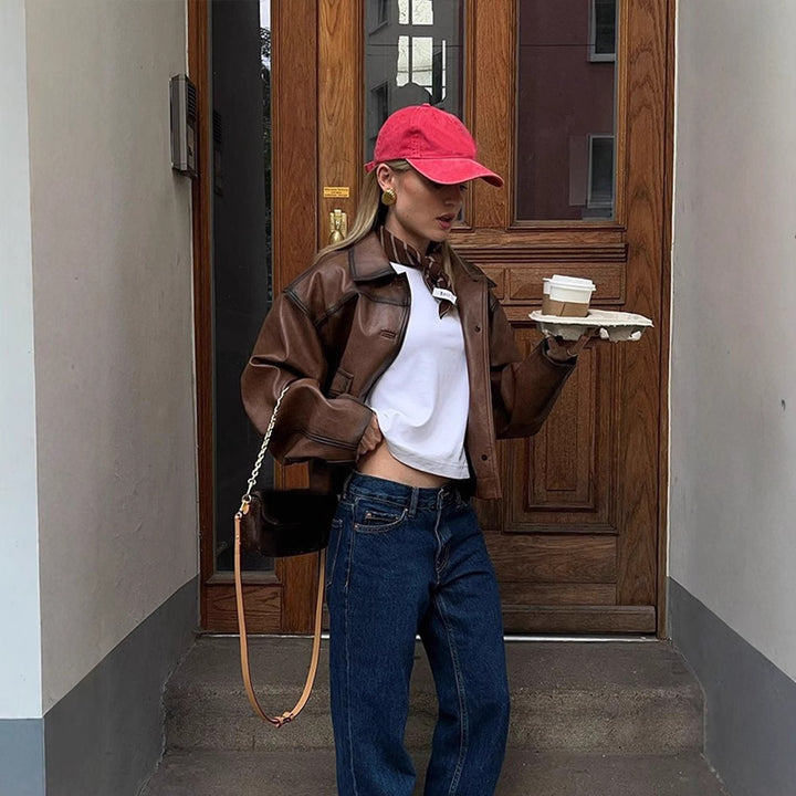 Damer cropped konstläderjacka med modern skärning och högkvalitativa detaljer Mirla-Eva Jonsson