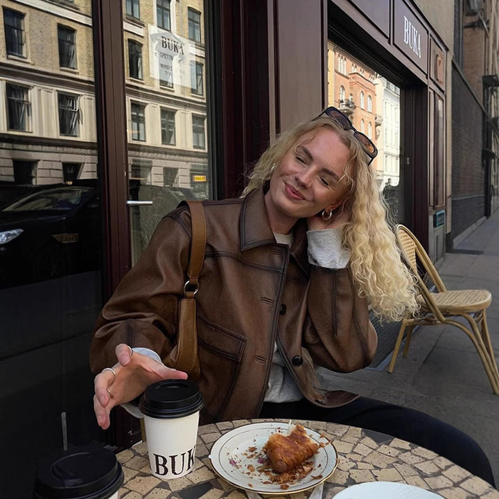 Damer cropped konstläderjacka med modern skärning och högkvalitativa detaljer Mirla-Eva Jonsson